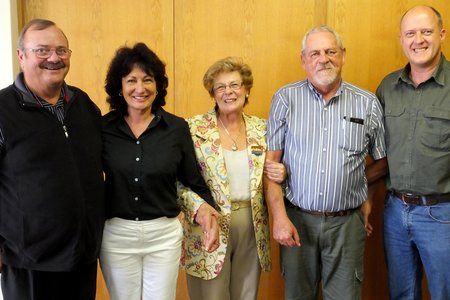 Vlnr is Francouis Myburgh, rdl Riana de Coning (Wyk 2), raadsdame Nicolette Botha-Guthrie, Mannie van Eeden en Jean de Villiers tydens ‘n bedankingsseremonie vir die verbypad tussen Kleinbaai en Franskraal.